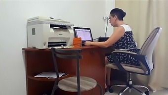 Hd Video Of An Office Secretary And Boss Indulging In Cunnilingus