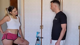 Amatérská Milf S Přírodními Kozy Se Před Kamerou Zlobí