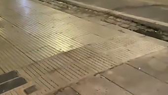 Prva Noč Mlade Ženske Kot Prostitutke Se Konča Z Javnim Spolnim Srečanjem