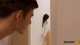 Een Jonge Man Sluit Zich Aan Bij Een Ervaren Blondine Onder De Douche En Houdt Zich Bezig Met Seksuele Activiteit.