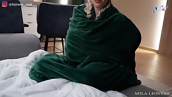 휴가 중 여동생과의 친밀한 만남이 젖은 팬티로 이어집니다